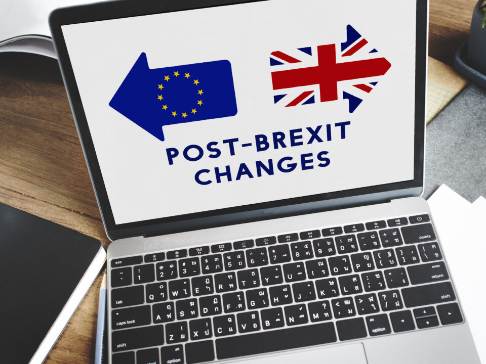 Arrows with UE and Great Britain flags pointing in opposite directions.