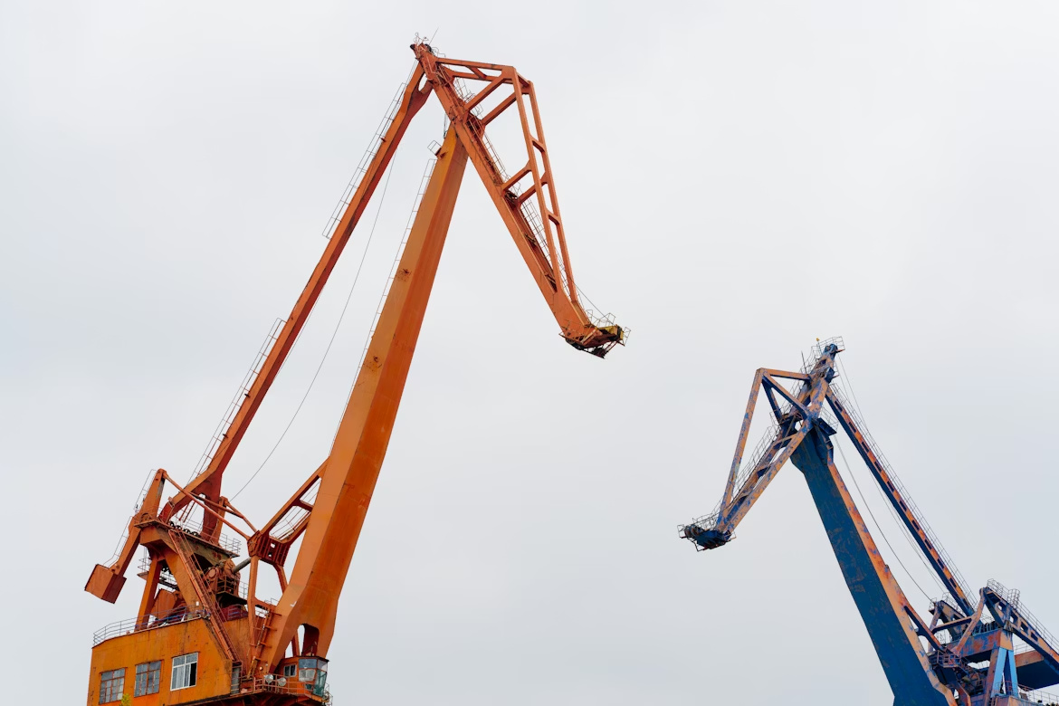 very large cranes in the docks